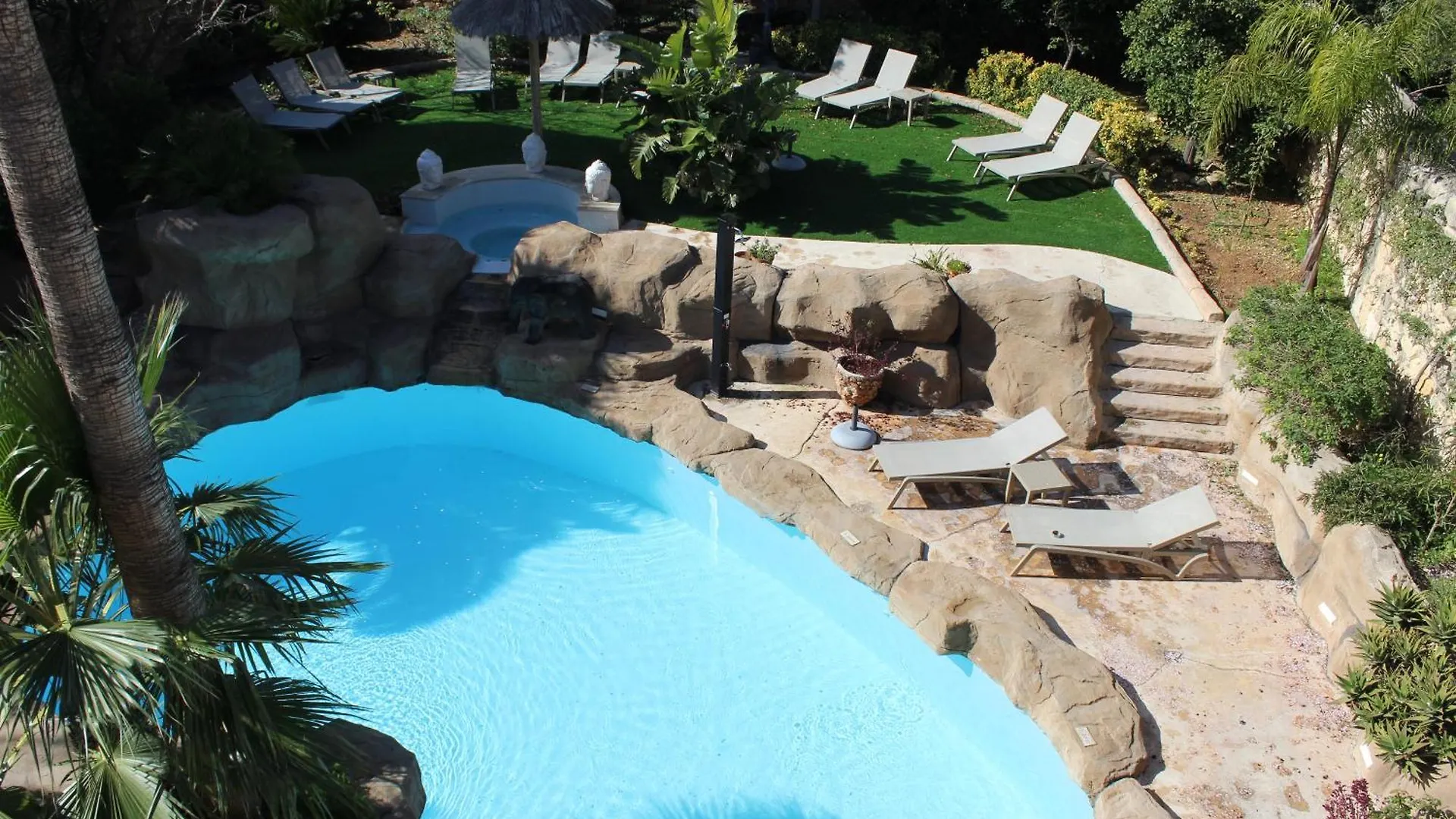 The Red Farm Relais & Spa Iklin Hotel